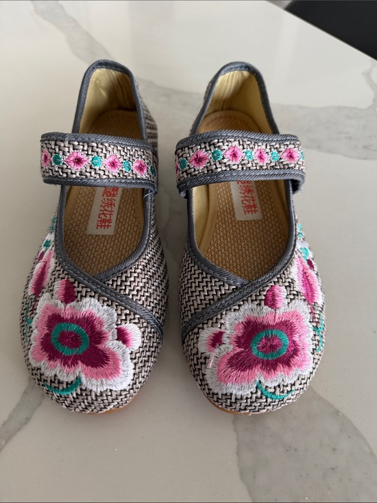 Shoes - Women’s Mary Jane Shoes Floral Embroidered in Pink and Teal. Wmn’s 7.5-8. Cute